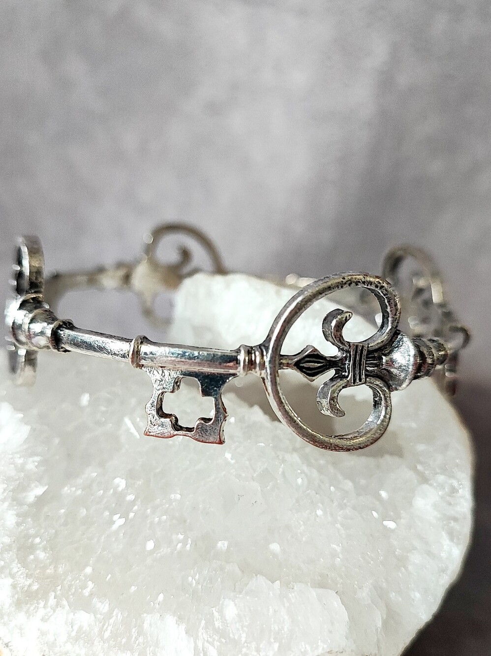 Unsigned Vintage Skeleton Key Bangle Bracelet Silver Tone